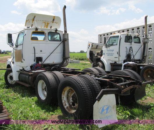 image for item I9535 2000 Sterling A9500 semi truck