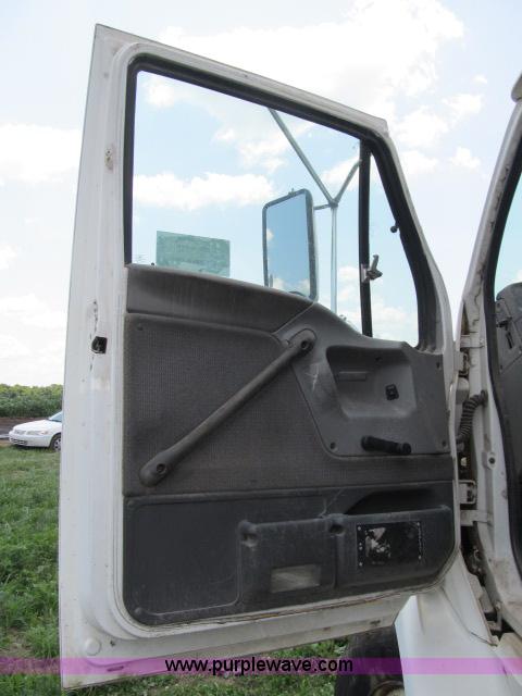 image for item I9535 2000 Sterling A9500 semi truck