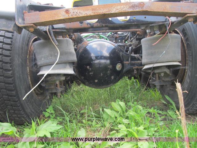 image for item I9535 2000 Sterling A9500 semi truck