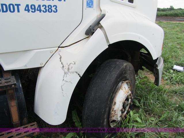 image for item I9535 2000 Sterling A9500 semi truck