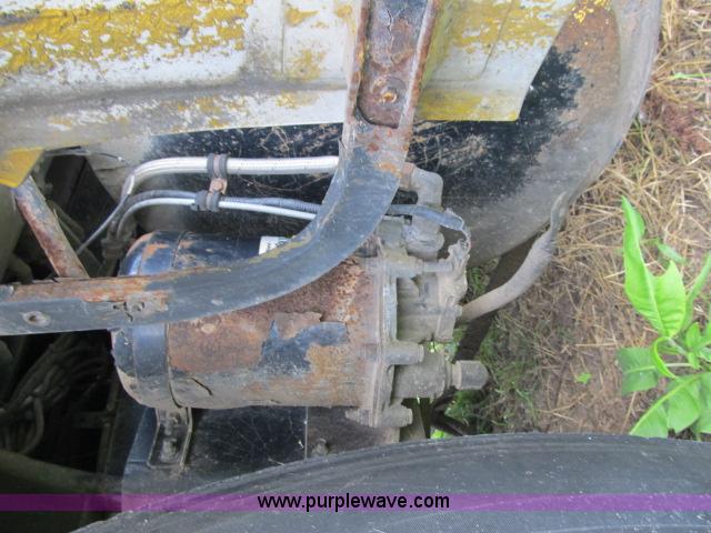 image for item I9535 2000 Sterling A9500 semi truck