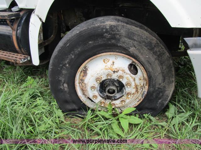 image for item I9535 2000 Sterling A9500 semi truck