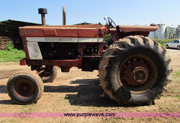 image for item I9539 1973 International 1466 tractor