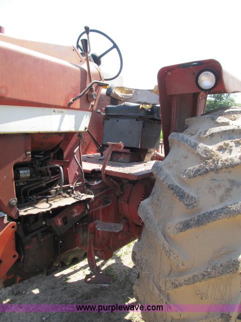 image for item I9539 1973 International 1466 tractor