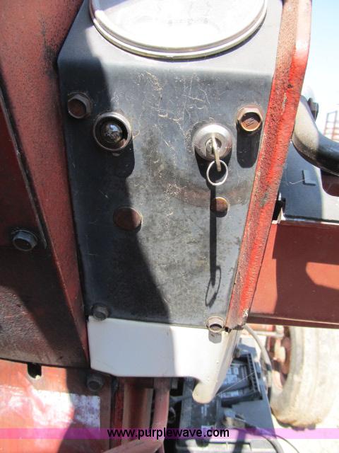 image for item I9539 1973 International 1466 tractor