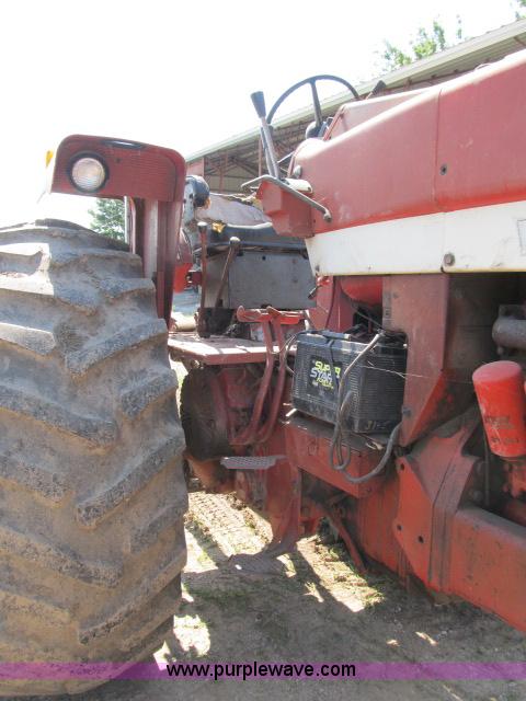 image for item I9539 1973 International 1466 tractor