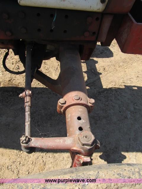 image for item I9539 1973 International 1466 tractor