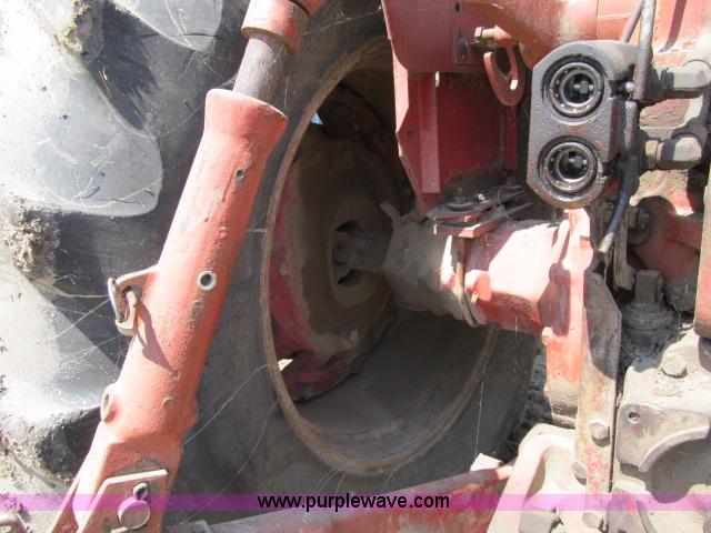 image for item I9539 1973 International 1466 tractor