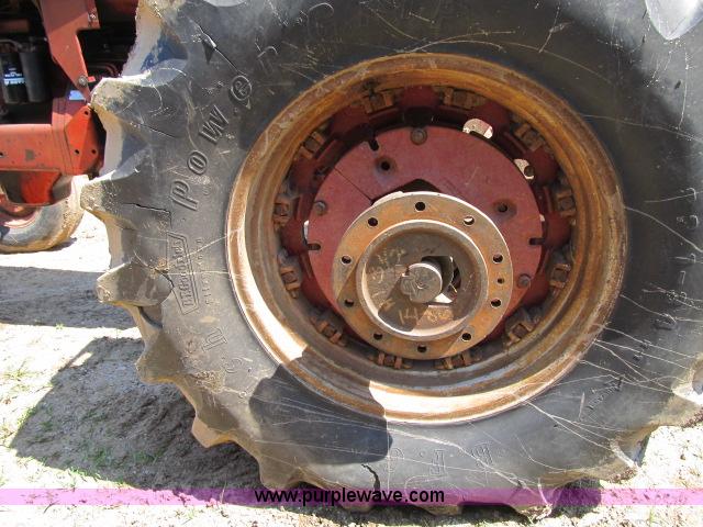 image for item I9539 1973 International 1466 tractor