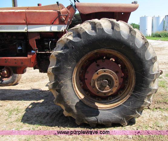 image for item I9539 1973 International 1466 tractor