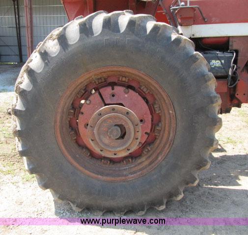 image for item I9539 1973 International 1466 tractor
