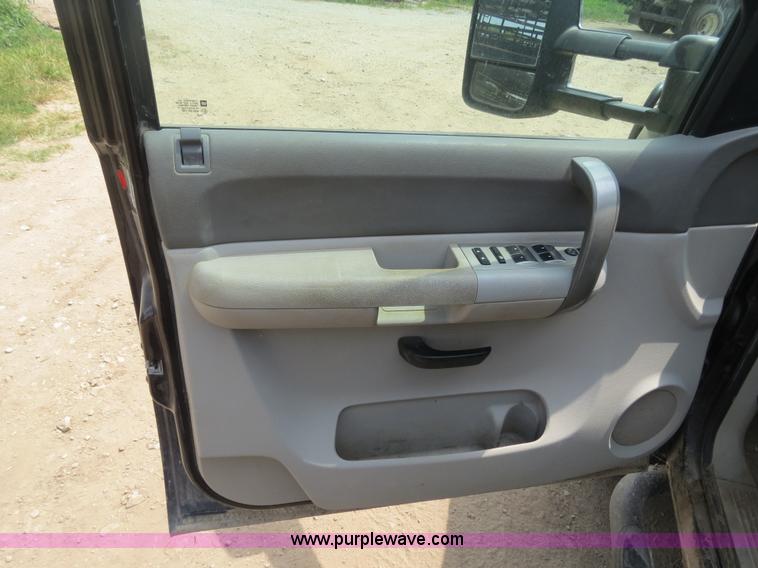 image for item I9542 2008 GMC Sierra 3500HD Crew Cab flatbed truck