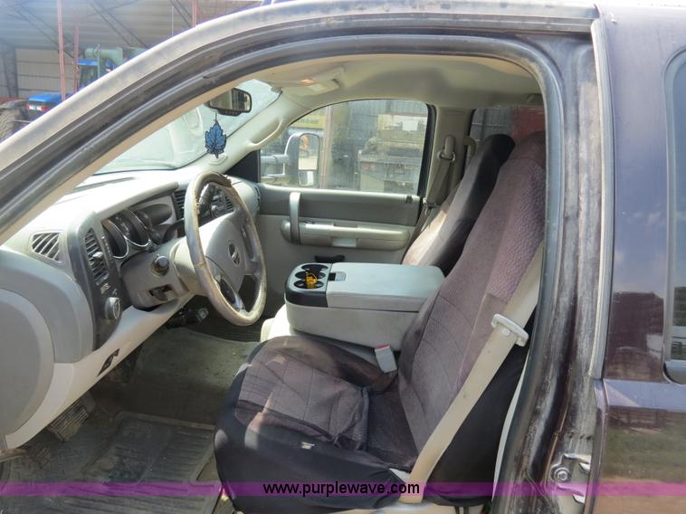 image for item I9542 2008 GMC Sierra 3500HD Crew Cab flatbed truck