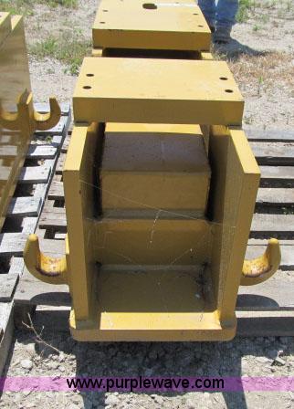 image for item AC9370 Caterpillar 140M motor grader push block