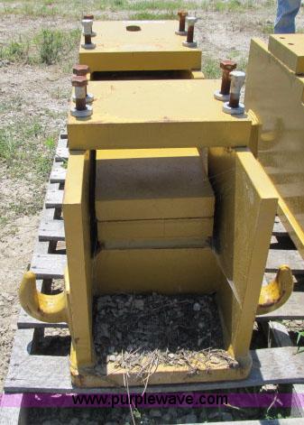 image for item AC9371 Caterpillar 140M motor grader push block