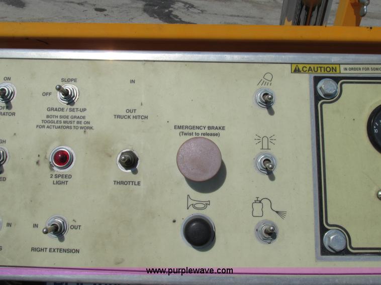 image for item AN9013 2007 LeeBoy L8816T paver