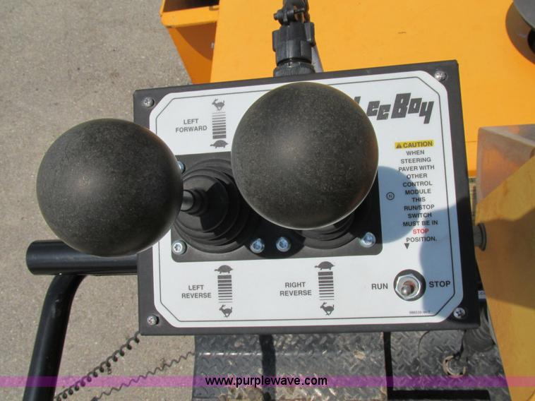 image for item AN9013 2007 LeeBoy L8816T paver