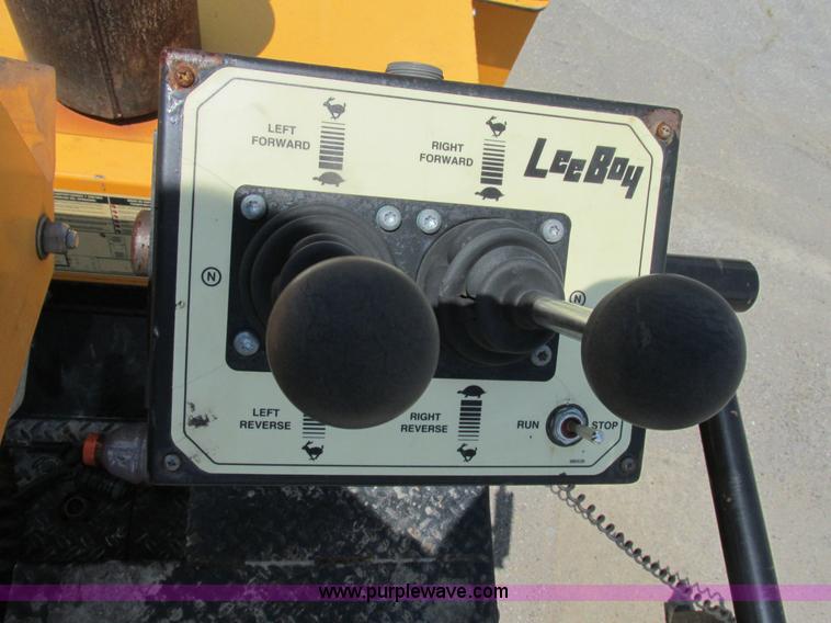 image for item AN9013 2007 LeeBoy L8816T paver