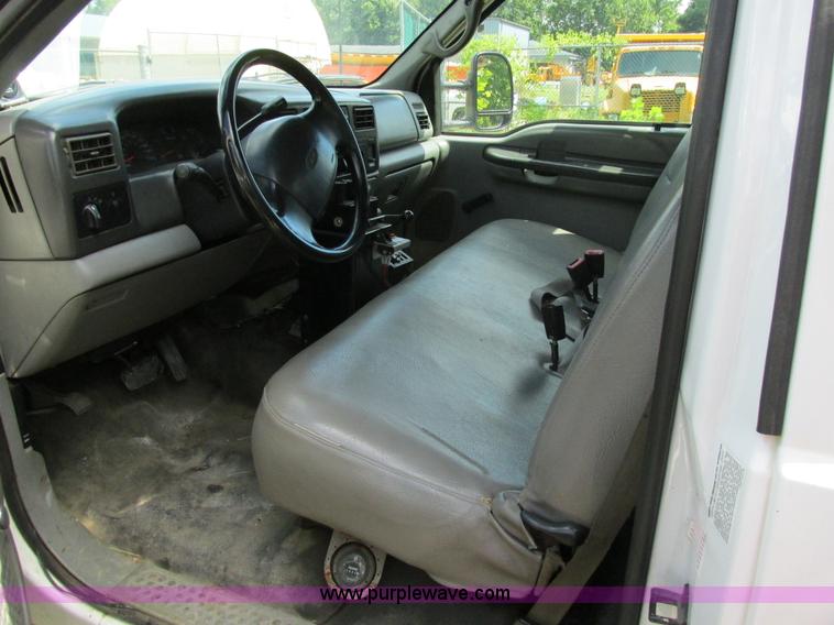 image for item AN9033 2002 Ford F450 Super Duty flatbed truck