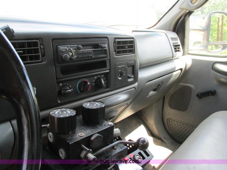 image for item AN9033 2002 Ford F450 Super Duty flatbed truck