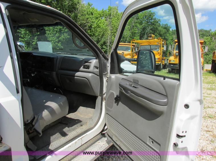 image for item AN9033 2002 Ford F450 Super Duty flatbed truck