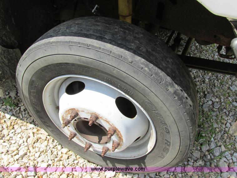 image for item AN9033 2002 Ford F450 Super Duty flatbed truck