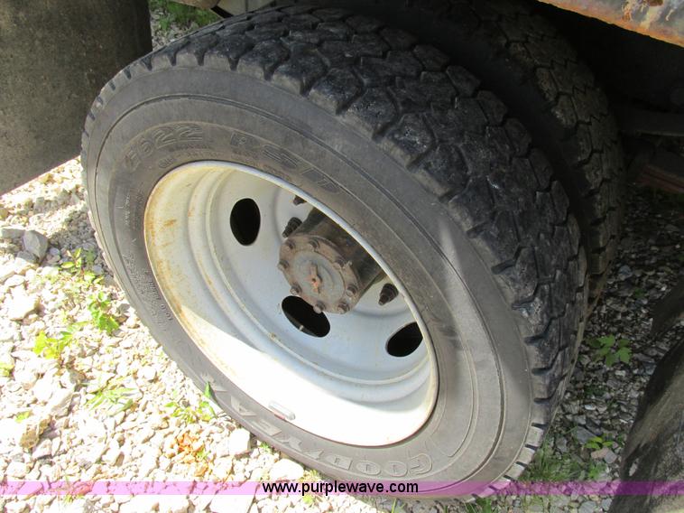 image for item AN9033 2002 Ford F450 Super Duty flatbed truck