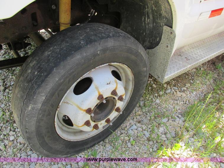 image for item AN9033 2002 Ford F450 Super Duty flatbed truck