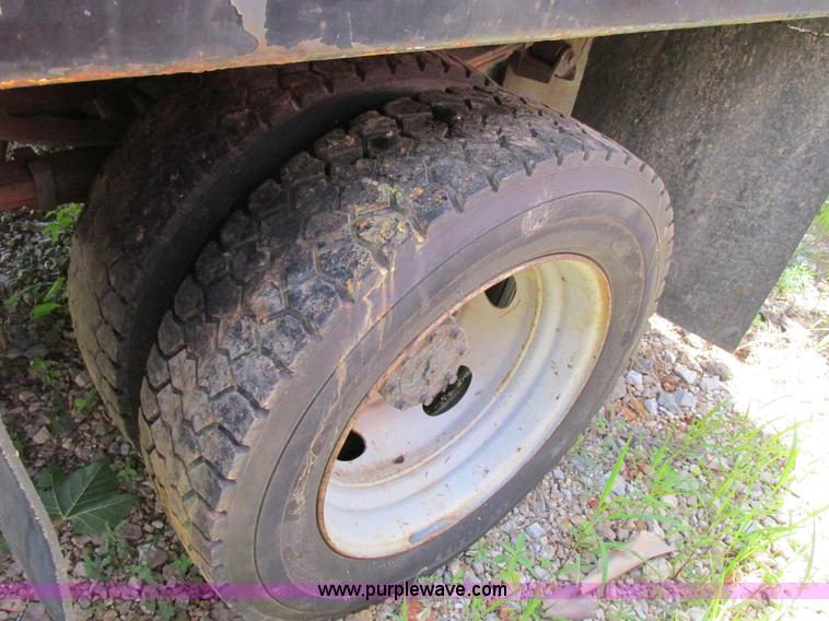 image for item AN9033 2002 Ford F450 Super Duty flatbed truck