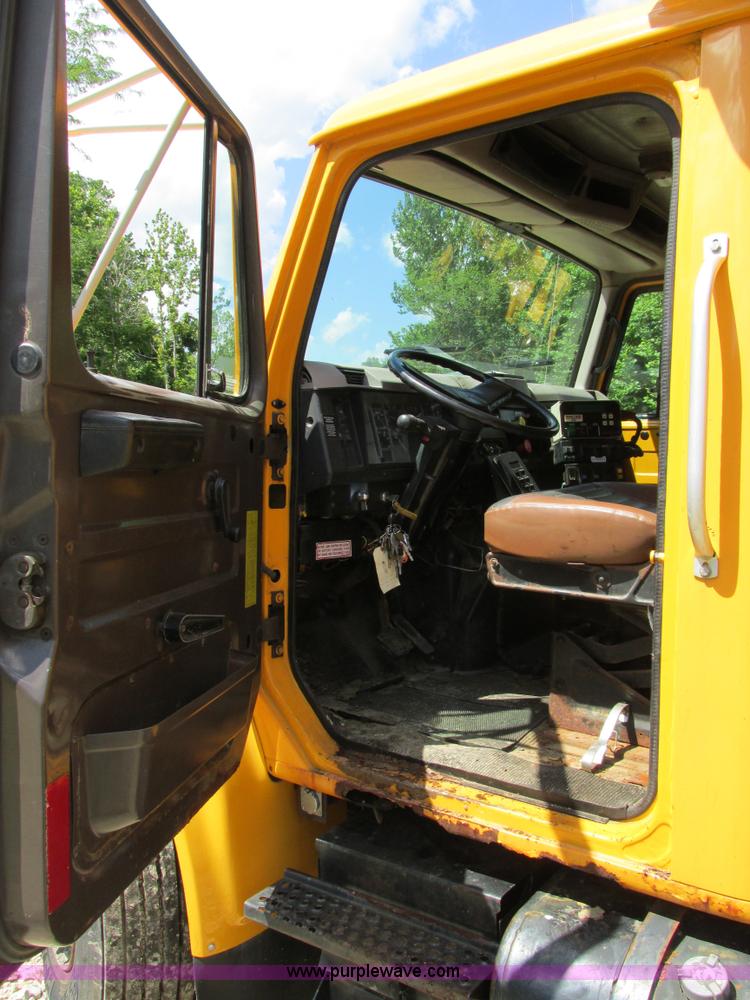 image for item AN9039 1998 International 4900 dump truck