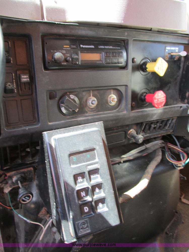 image for item AN9039 1998 International 4900 dump truck