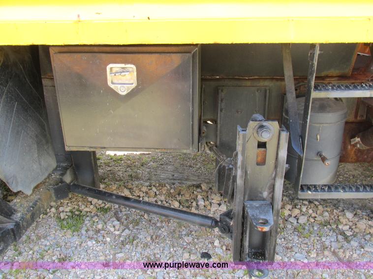 image for item AN9039 1998 International 4900 dump truck