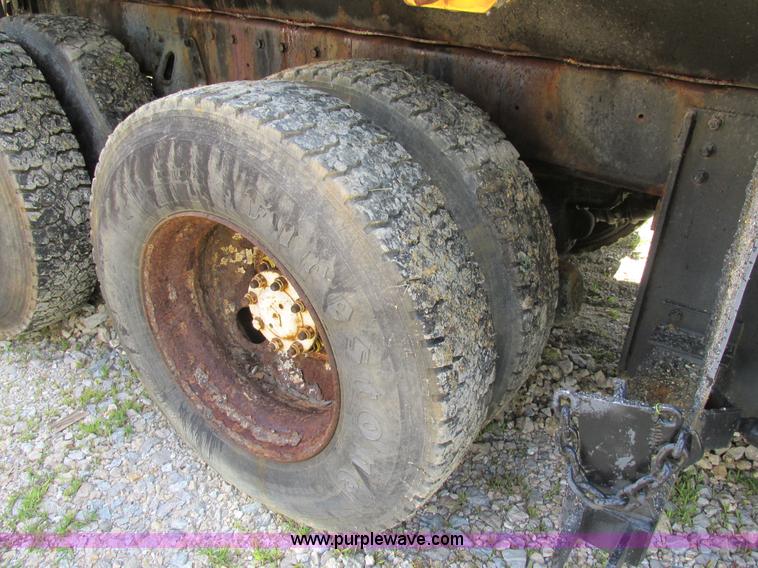 image for item AN9039 1998 International 4900 dump truck