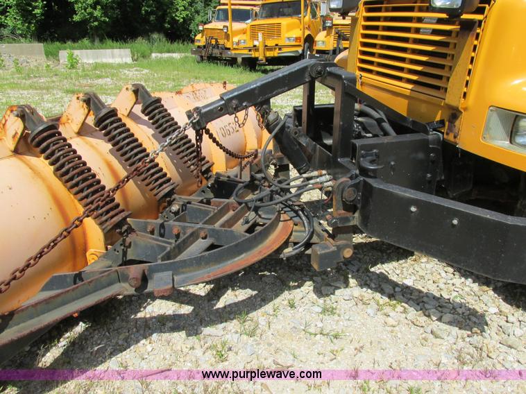 image for item AN9039 1998 International 4900 dump truck