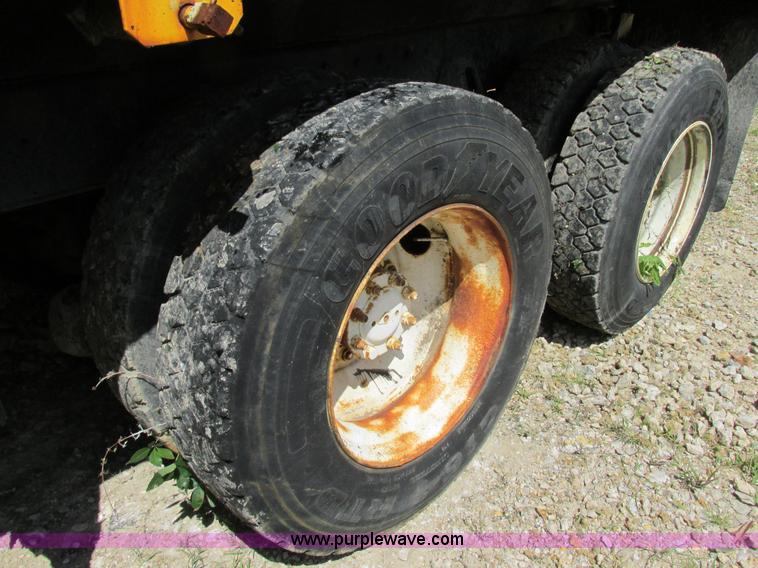 image for item AN9039 1998 International 4900 dump truck