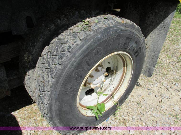 image for item AN9039 1998 International 4900 dump truck