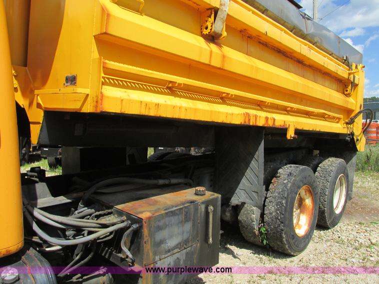 image for item AN9039 1998 International 4900 dump truck