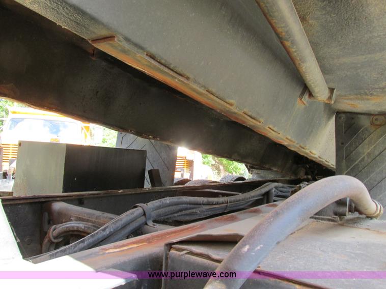 image for item AN9039 1998 International 4900 dump truck