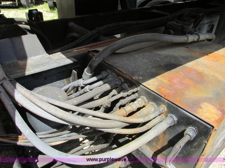 image for item AN9039 1998 International 4900 dump truck