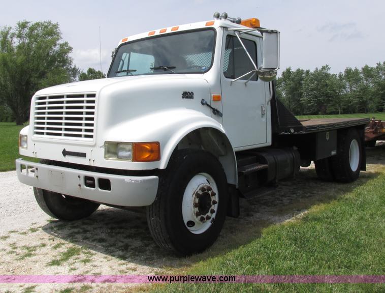 image for item AW9999 1995 International 4900 flatbed truck