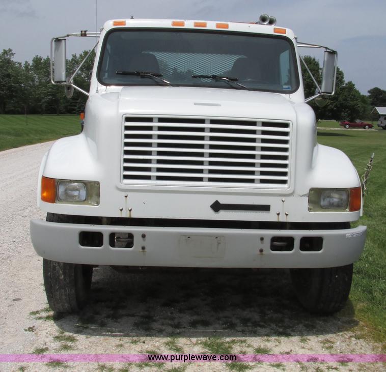 image for item AW9999 1995 International 4900 flatbed truck