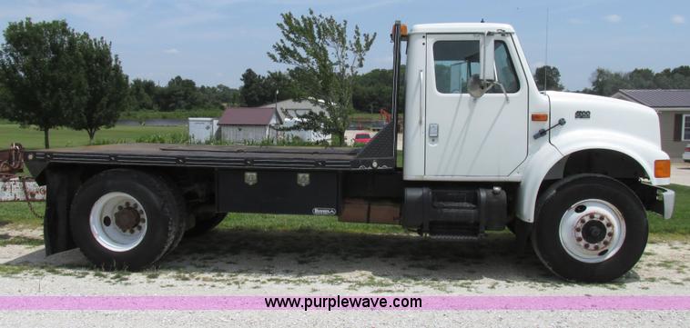 image for item AW9999 1995 International 4900 flatbed truck