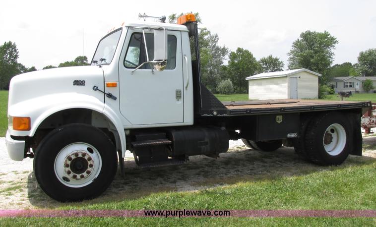 image for item AW9999 1995 International 4900 flatbed truck