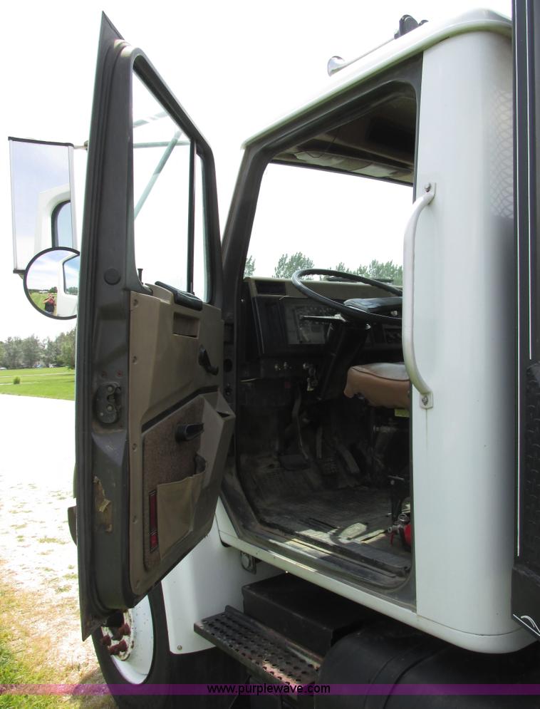 image for item AW9999 1995 International 4900 flatbed truck