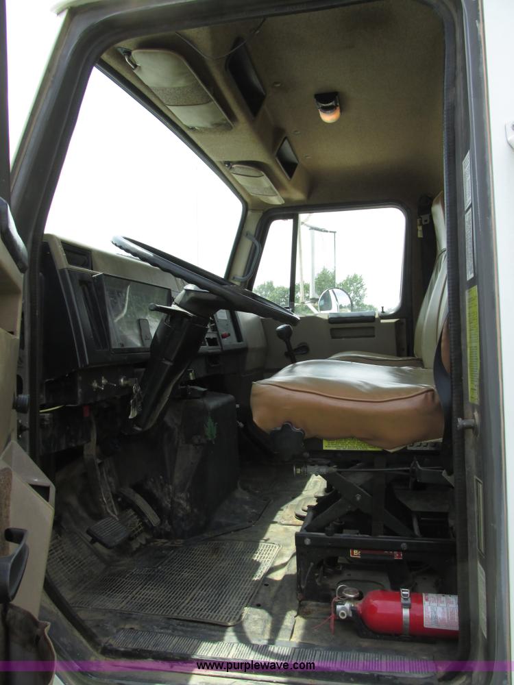 image for item AW9999 1995 International 4900 flatbed truck