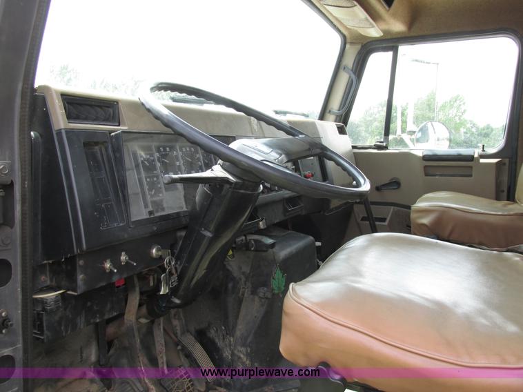 image for item AW9999 1995 International 4900 flatbed truck