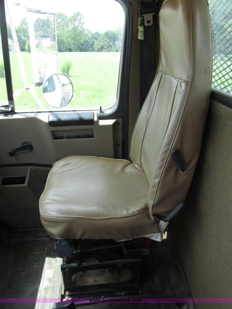 image for item AW9999 1995 International 4900 flatbed truck