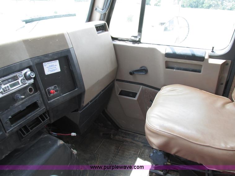 image for item AW9999 1995 International 4900 flatbed truck