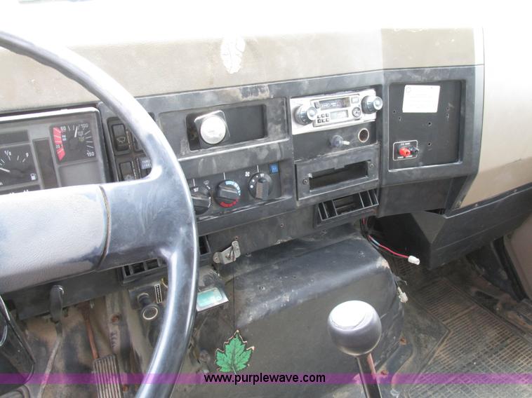 image for item AW9999 1995 International 4900 flatbed truck