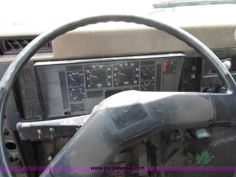 image for item AW9999 1995 International 4900 flatbed truck